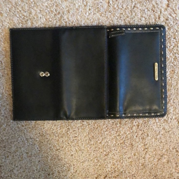 🔥FINAL SALE~ 2 Nine & Co Wallets - Picture 6 of 6
